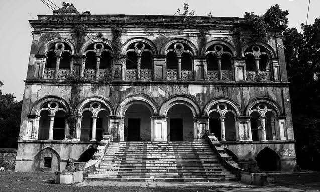 মহিষাদলের একটি প্রাচীন ও জীর্ণ ঐতিহাসিক ভবনের সম্মুখভাগ