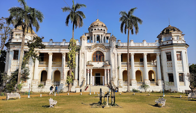 মহিষাদল রাজবাড়ির সম্মুখভাগ, গম্বুজ ও স্তম্ভযুক্ত বারান্দা সহ